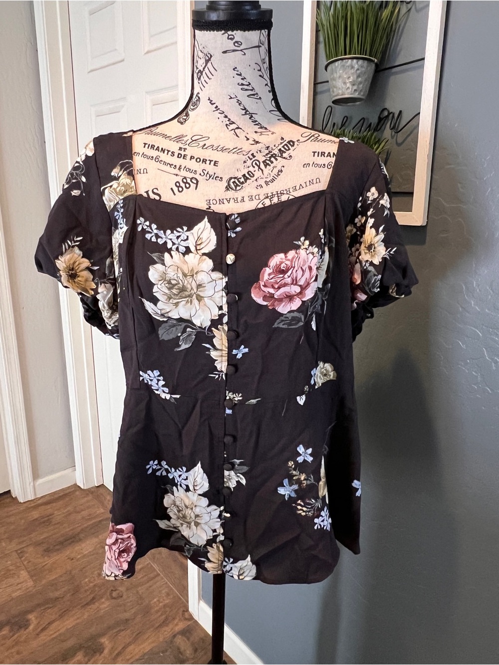 torrid Black Floral fit and flare Square-Neck Button Front puff sleeve top